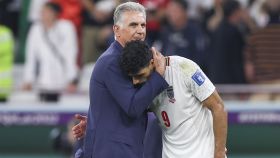 Carlos Queiroz consuela a Mehdi Taremi, goleador de la selección de Irán