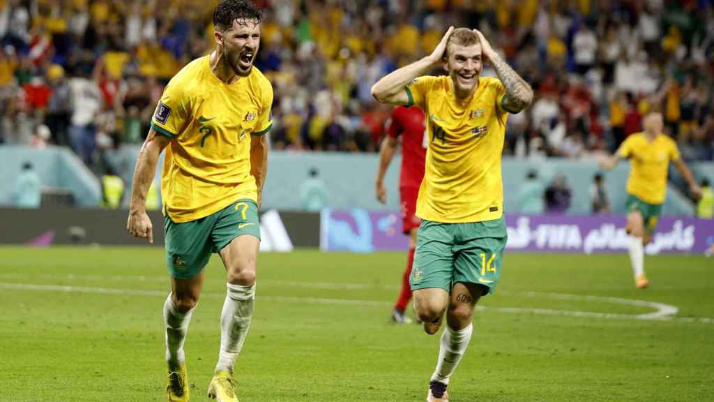 Leckie celebra el gol de Australia ante Dinamarca