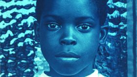 'Niño negro azul', de la serie 'Sin título (Gente de color)', 2019. Fotos: © Carrie Mae Weems, cortesía Jack Shainman Gallery, New York, y Galerie Barbara Thumm, Berlín