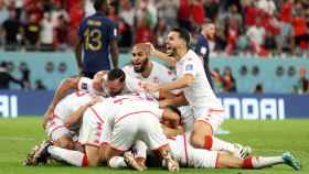 Piña de los jugadores de la selección de Túnez para celebrar el gol ante Francia