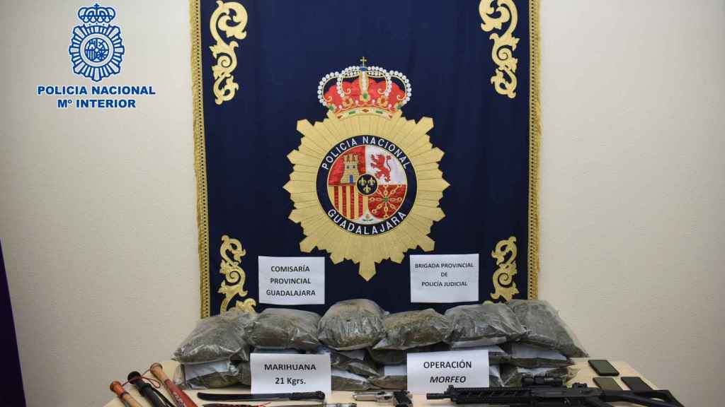 La Policía Nacional interviene en Guadalajara 21 kilogramos de cogollos de marihuana y numerosas armas simuladas