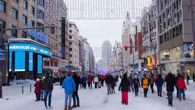 Transeúntes pasean por la Gran Vía durante la gran nevada provocada por la borrasca ‘Filomena’, en Madrid (España), a 9 de enero de 2021.