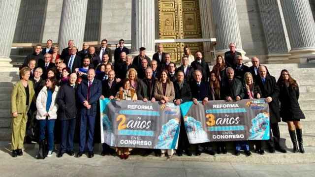 Diputados y entidades valencianas se concentran contra el atasco del Dret Civil en el Congreso