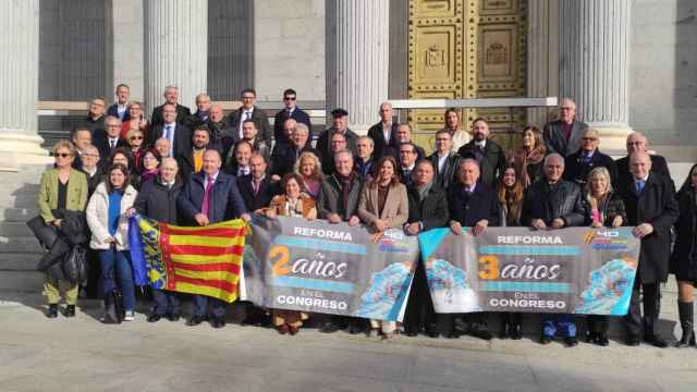 Más de medio centenar de representantes de la sociedad valenciana reivindican el Derecho Civil valenciano ante el Congreso, este miércoles.