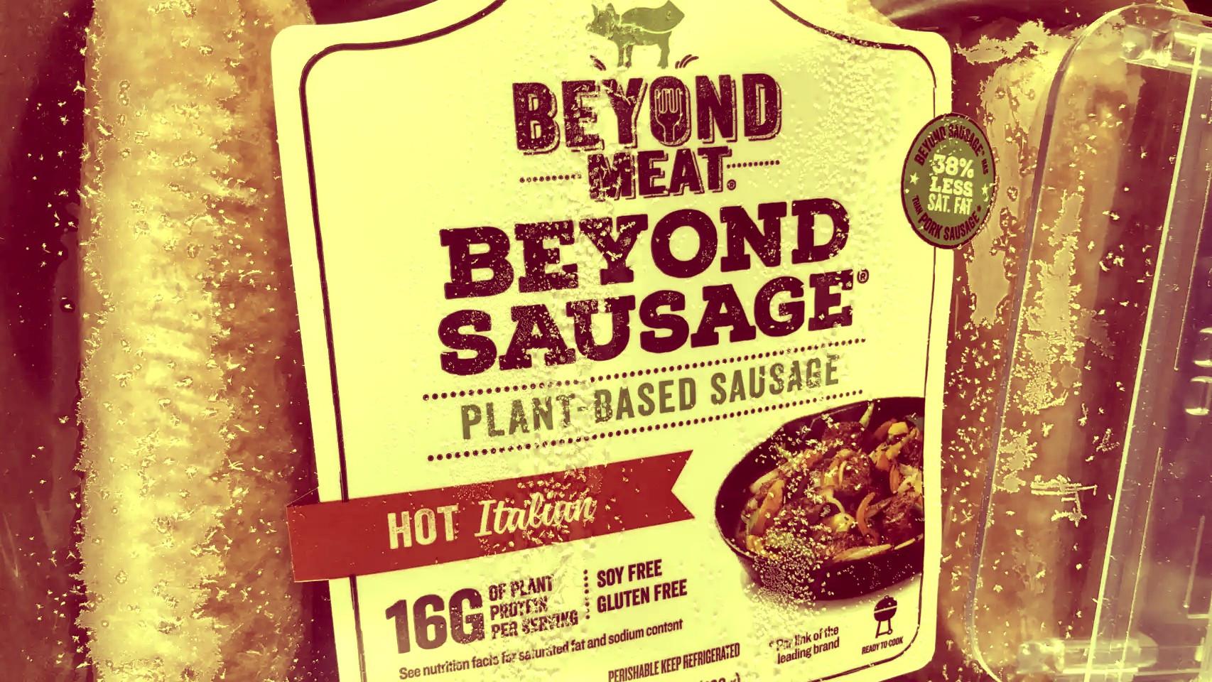 Un paquete de salchichas veganas de Beyond Meat en un supermercado de California.