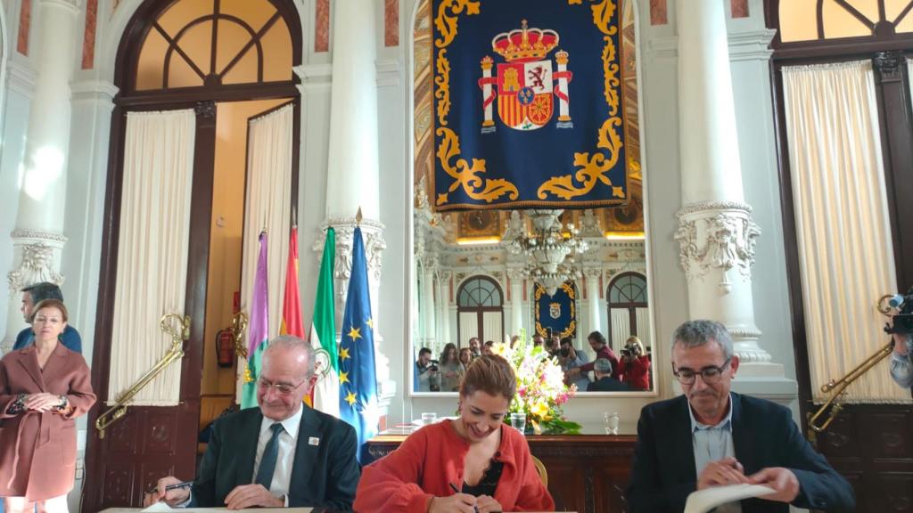 Momento de la firma del protocolo de intenciones para la cesión de los suelos de la futura Expo de Málaga.