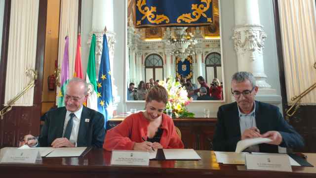 Momento de la firma del protocolo de intenciones para la cesión de los suelos de la futura Expo de Málaga.