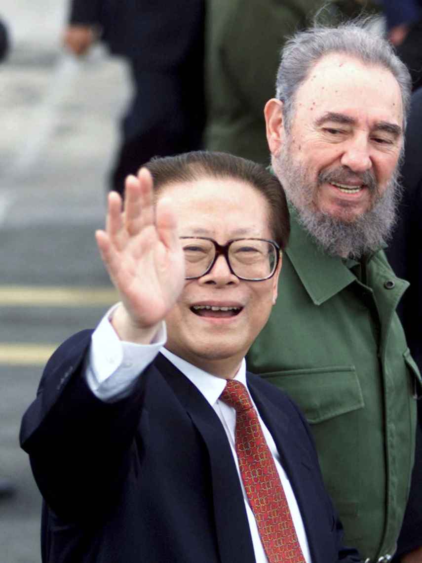 Jiang Zemin junto a Fidel Castro en La Habana, Cuba, en 2001.