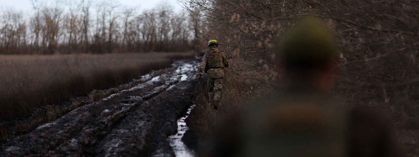 Soldados ucranianos caminan cerca de la línea del frente en la región sur del Donbás.