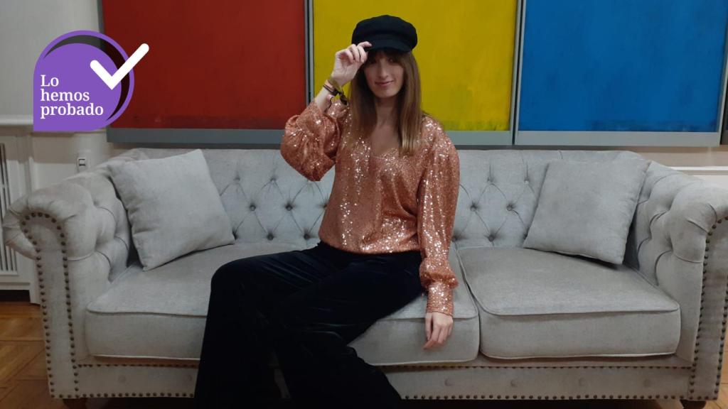 Paloma Garrido, periodista, con la blusa de fiesta de lentejuelas de Pedro del Hierro.