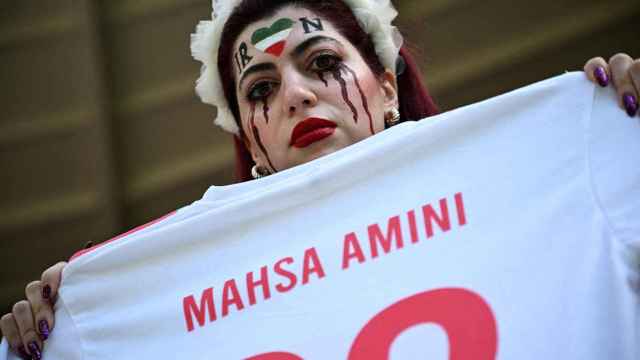 Aficionada de Irán en Qatar con una camiseta en memoria de Mahsa Amini