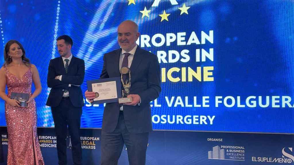 El neurocirujano leonés José Manuel Valle Folgueral recoge uno de los European Awards in Medicine en la pasada edición.