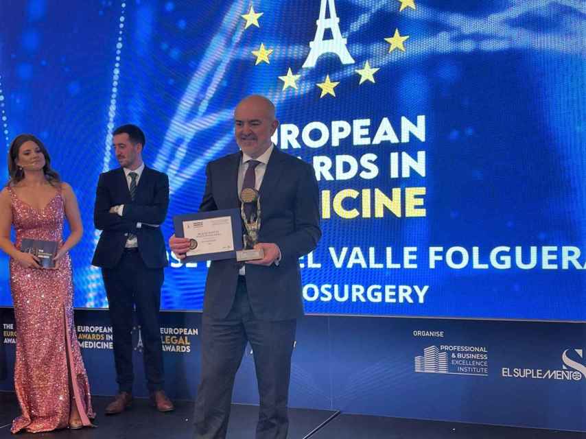 El neurocirujano leonés José Manuel Valle Folgueral recoge el European Awards in Medicine, en París, este miércoles.