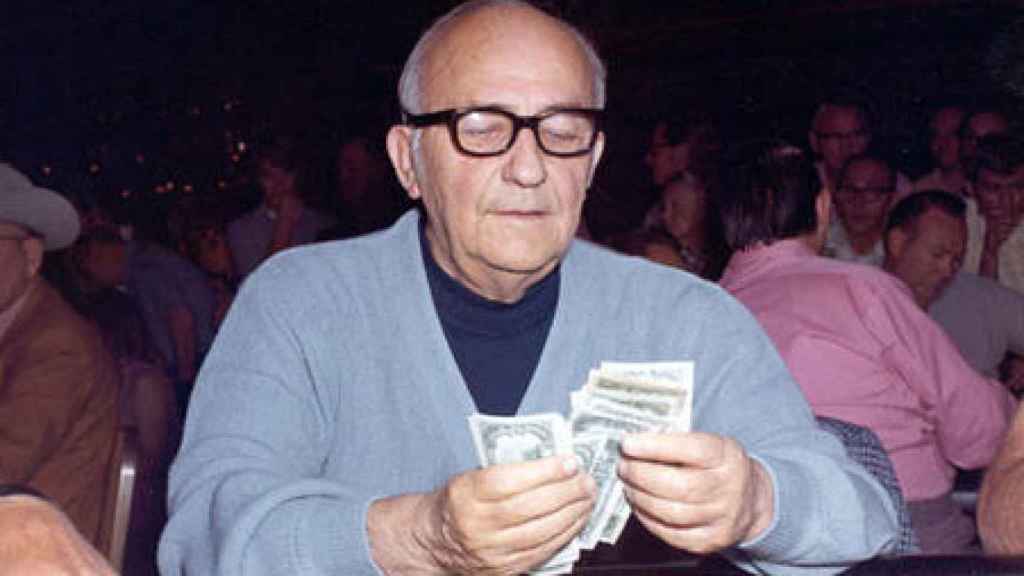 Johnny Moss contando dinero durante una partida.