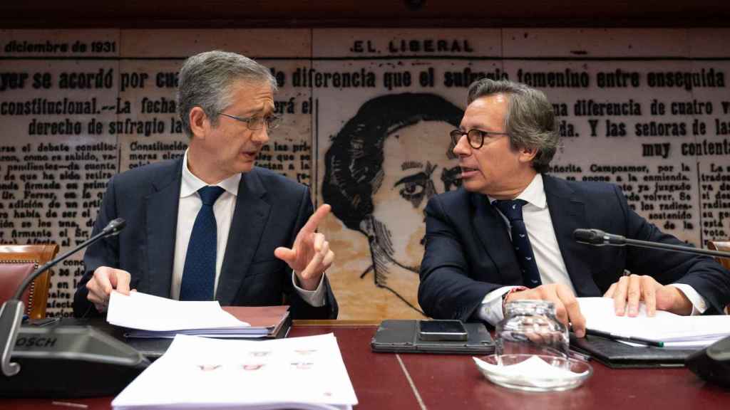 El gobernador del Banco de España, Pablo Hernández de Cos, junto al presidente de la Comisión de Presupuestos, Carlos Floriano, el martes pasado en el Senado.