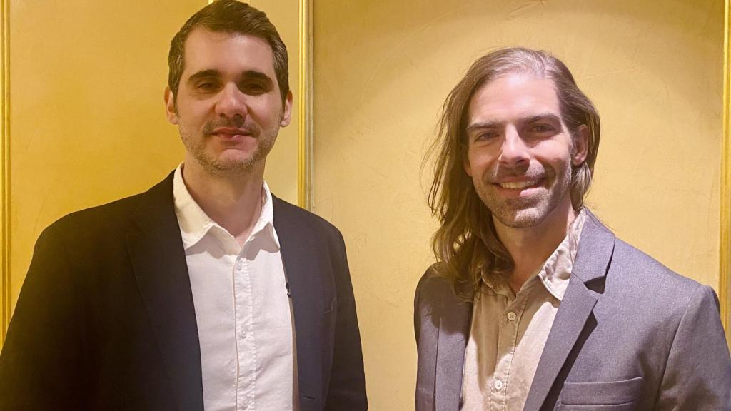 Darío Fernández, Head of Cloud en Wallbox, a la izquierda de la imagen, junto al director de marketing de la empresa para América.