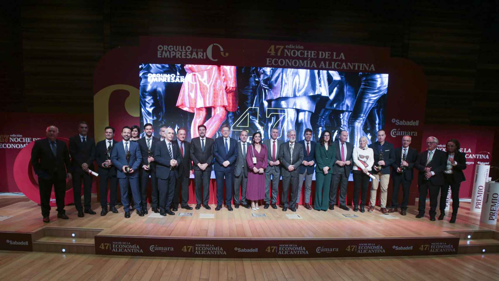 Foto de familia de los premiados y homenajeados en la 47 Noche de la Economía Alicantina: los protagonistas