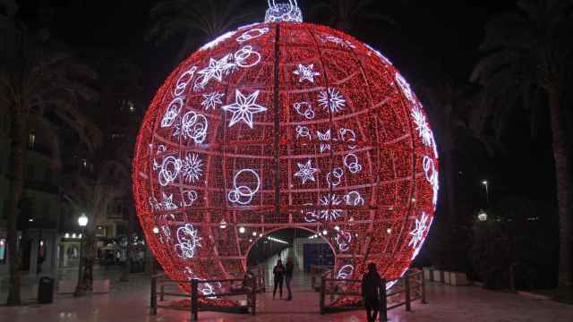 La bola gigante transitable de 12 metros al inicio del paseo de la Explanada de España.