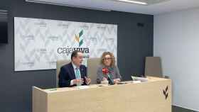 El director general de Cajaviva, Ramón Sobremonte, y la presidenta de FEC, Consuelo Fontecha, en la firma del convenio