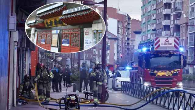 Los Bomberos en el momento en el que sofocaban el fuego en el Restaurante chino
