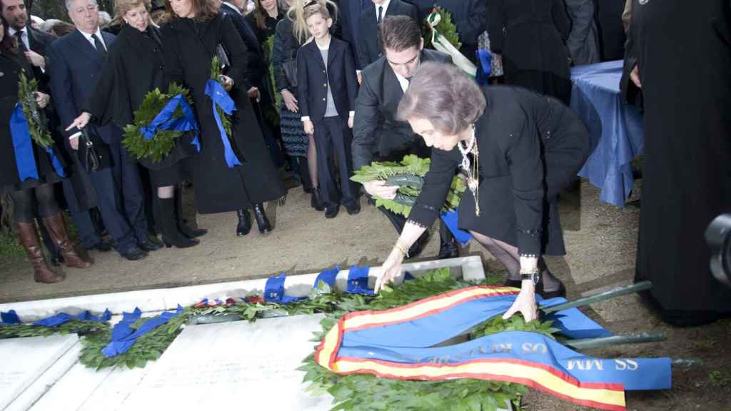 La reina Sofía visitando la tumba de su padre en el 50 aniversario de su muerte.