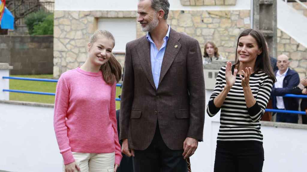 La princesa Leonor junto a sus padres, Felipe y Letizia, en el pueblo ejemplar.