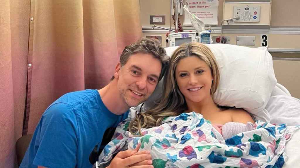 Pau Gasol y su mujer junto a su hijo recién nacido.