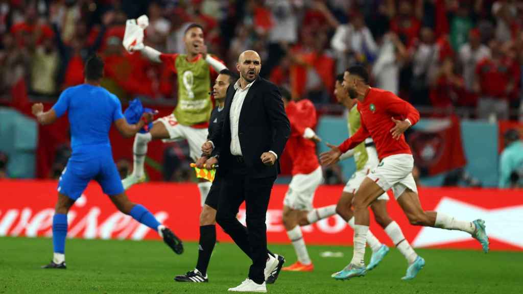 Walid Regragui celebra la victoria ante Bélgica junto a sus jugadores