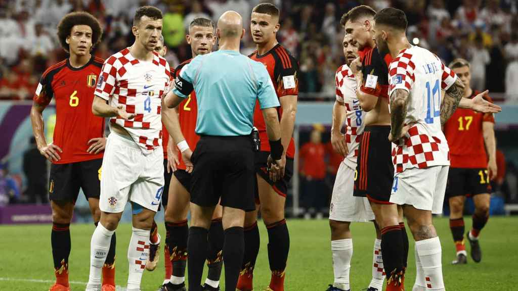Los jugadores de Croacia y Bélgica protestan al árbitro