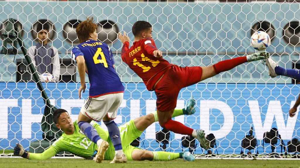 Ferran Torres intenta rematar un balón en boca de gol ante Japón