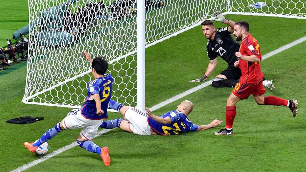 Mitoma salva un balón en el polémico gol contra España en el Mundial
