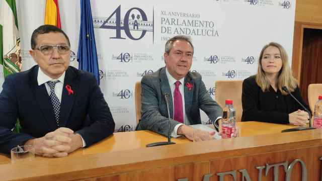 El presidente del PSOE andaluz, Juan Espadas, en una rueda de prensa en el Parlamento.