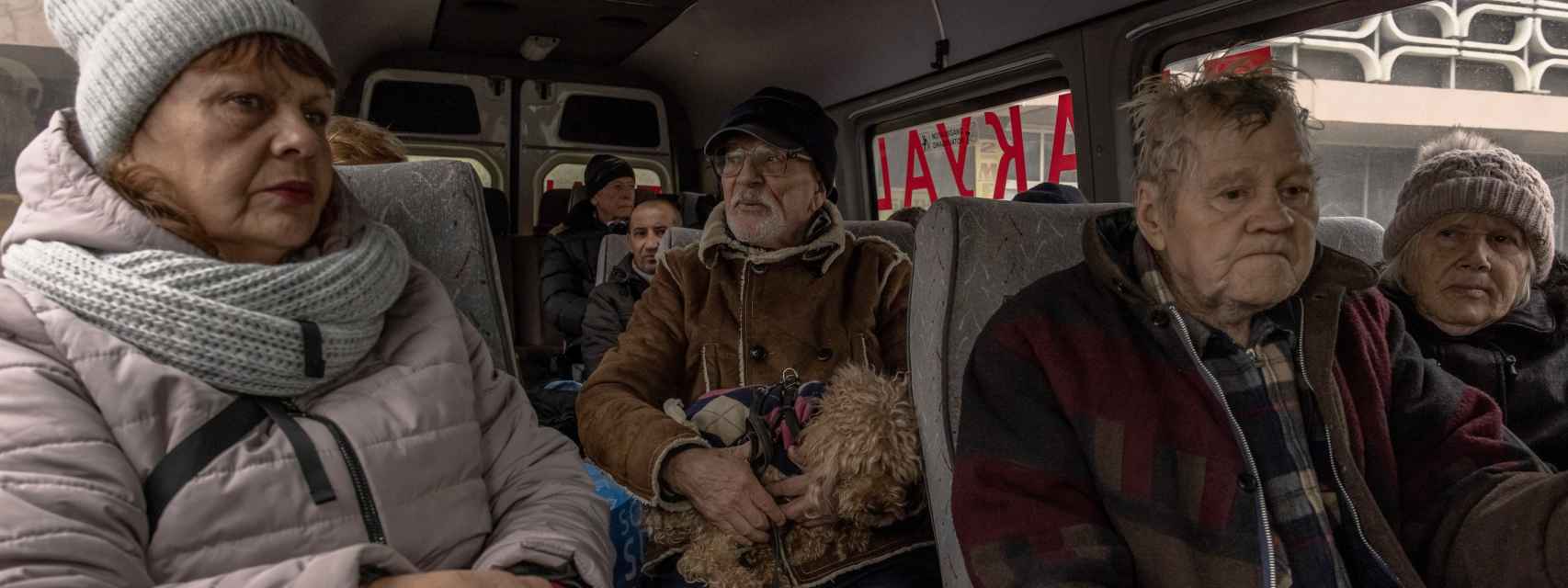 Habitantes de Jersón son evacuados hacia Odesa en una furgoneta.