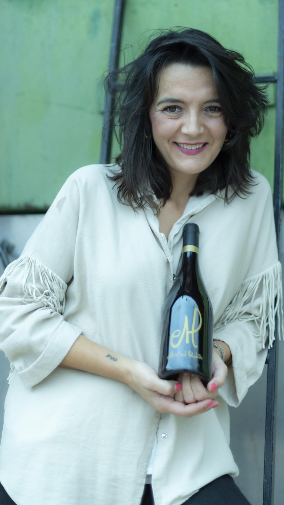 Piedad Garrido con uno de sus vinos.