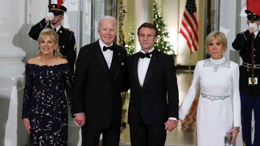 Joe Bien y Emmanuel Macron junto a sus respectivas esposas en una cena de Estado en la Casa Blanca.
