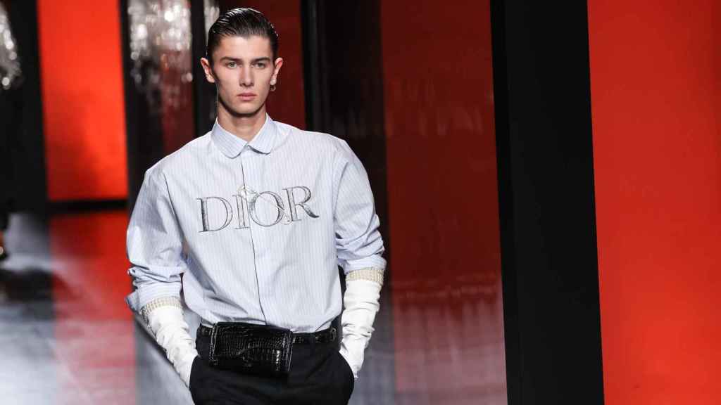 Nicolás de Dinamarca desfilando para Dior en París, en enero de 2020.