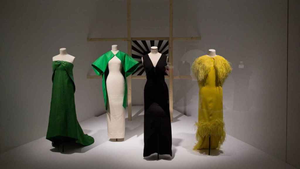 Diseños clásicos de alta costura de Balenciaga, patrimonio de la moda.
