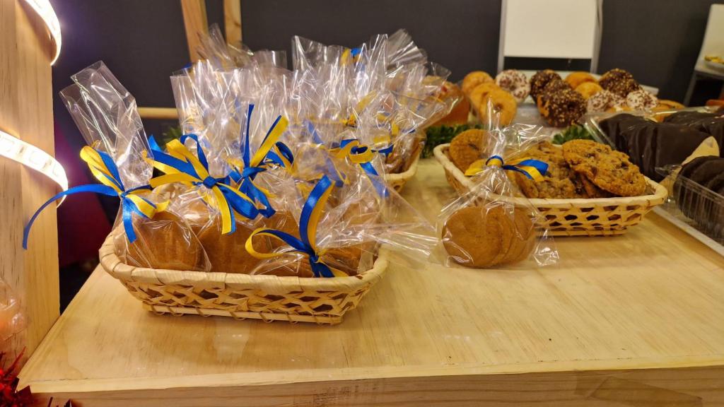 Galletas de jengibre en una bolsa cerrada con un lazo de los colores de la bandera de Ucrania.