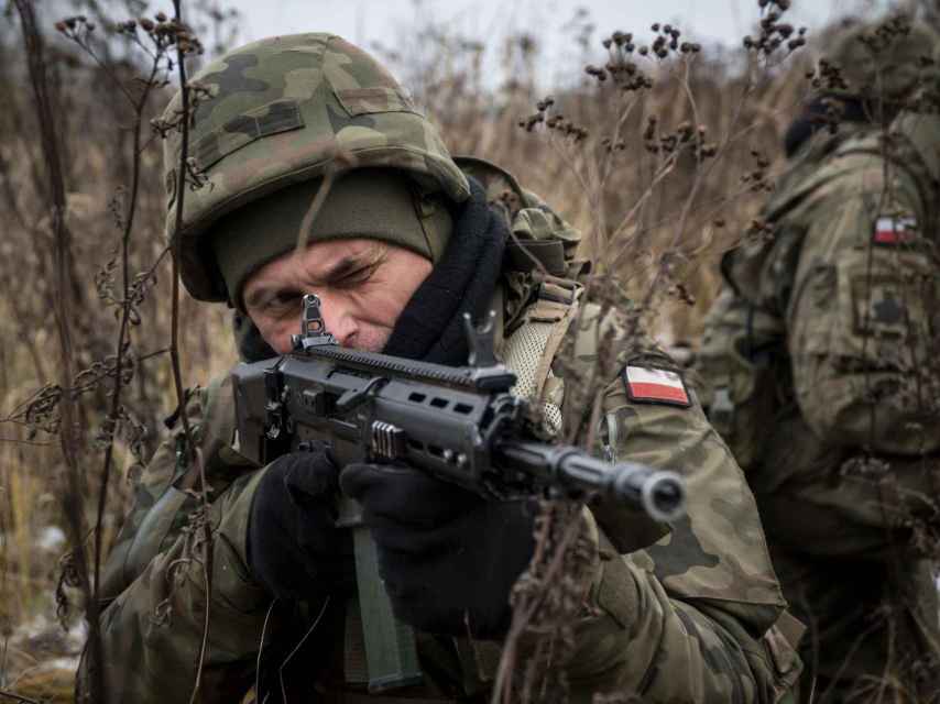 Un miliciano practica con un fusil de fabricación polaca.