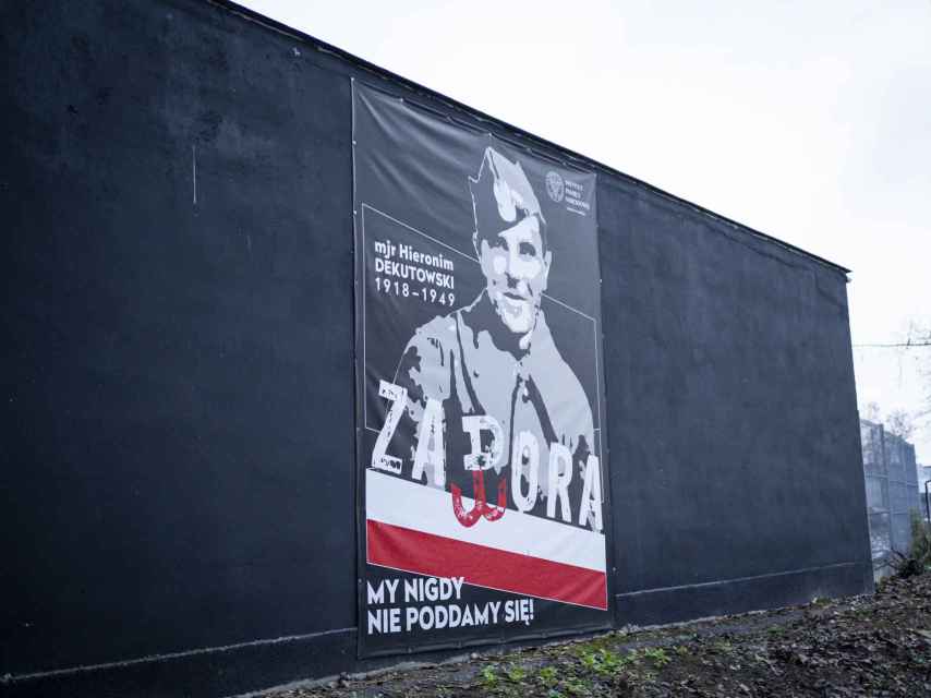 Cartel de homenaje a 'Zapora' en el límite del recinto de la milicia.