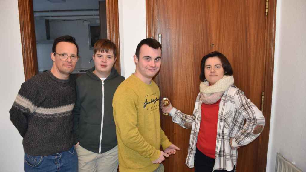 Maria nos abre la puerta de su hogar junto a Antonio, David y Hugo