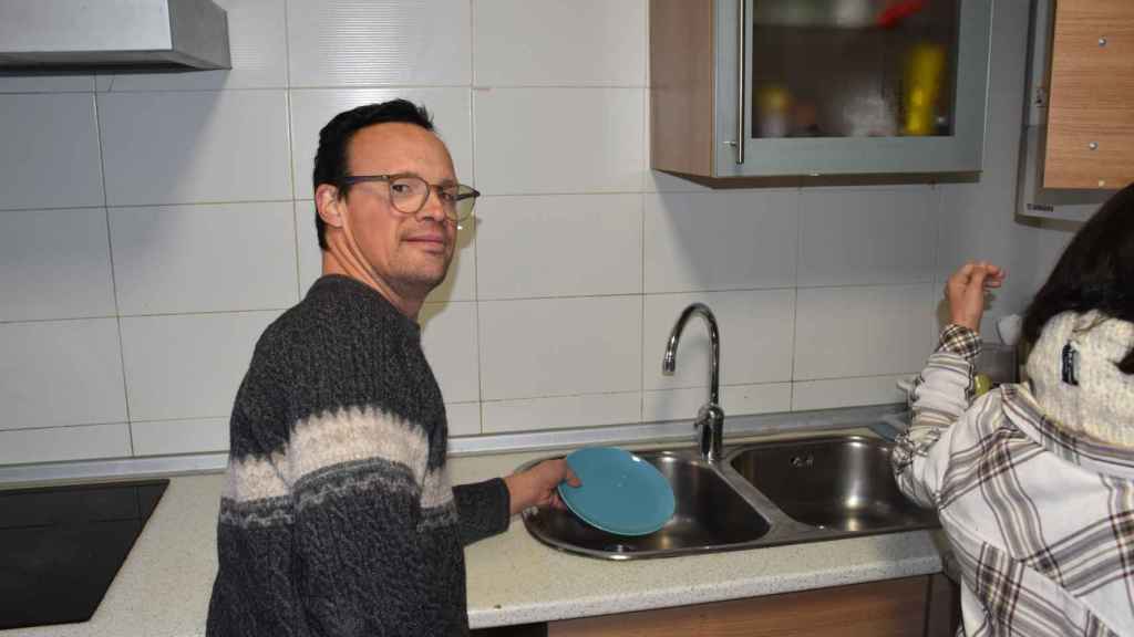 Antonio en las labores de limpieza de platos