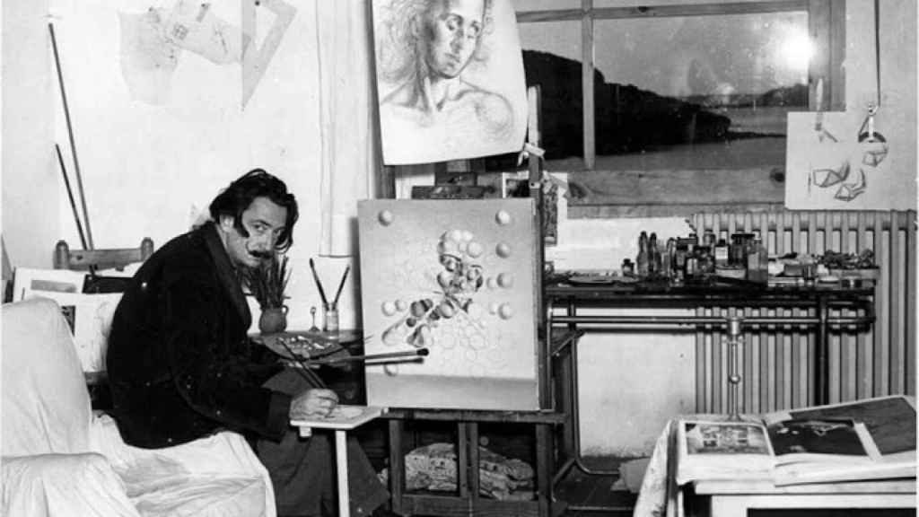 Dalí pintando en su estudio.