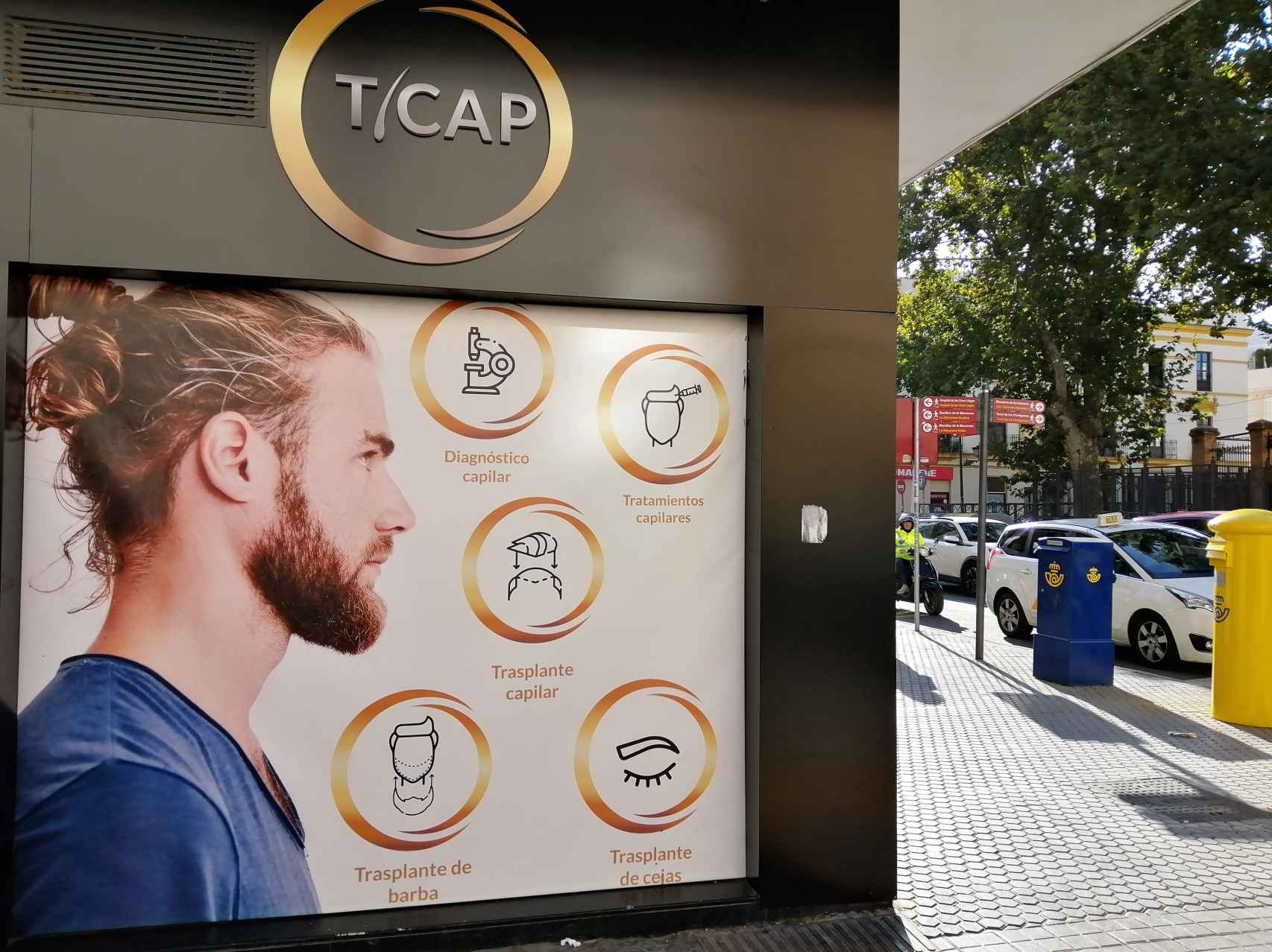 Anuncio de trasplantes capilares, entre ellos de barba, en la clínica Ticap de Sevilla.