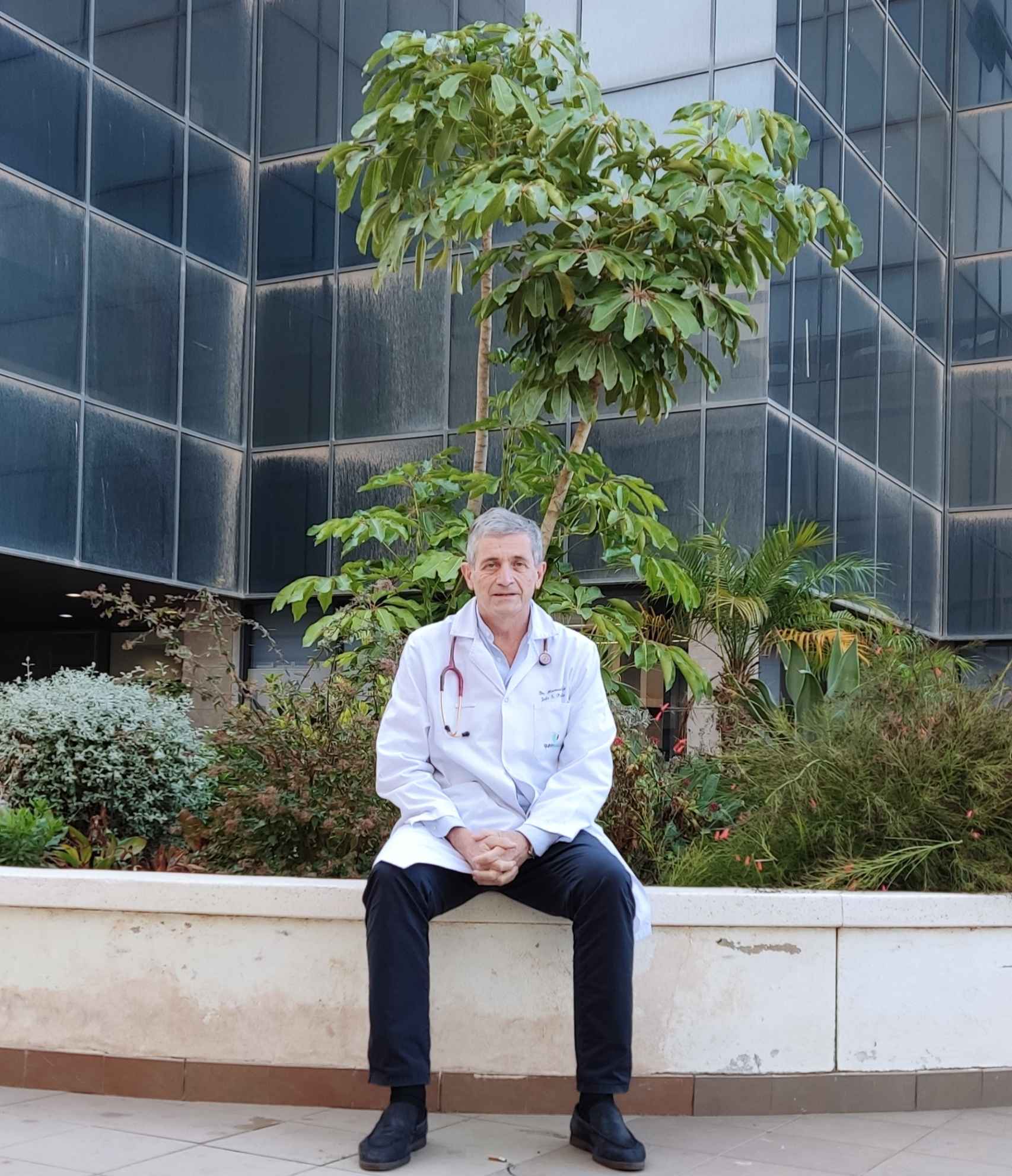 Manuel Baca posa en el patio del hospital.