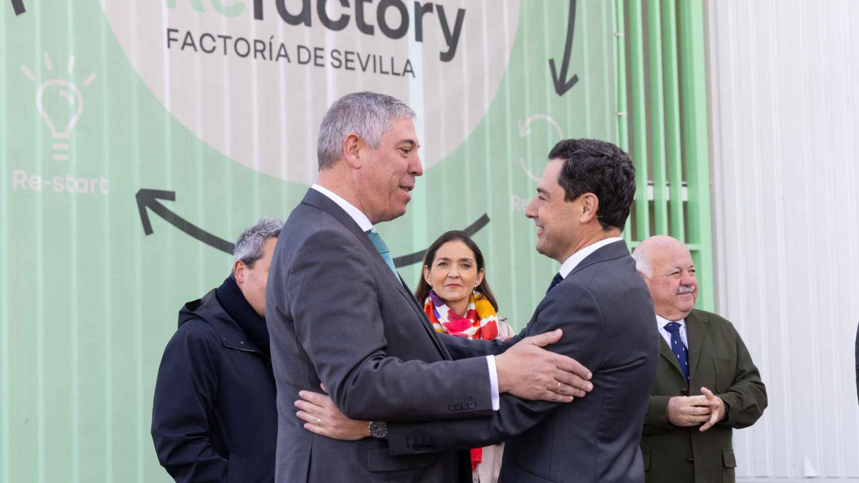 José Vicente de los Mozos, directivo de Renault, con Juan Manuel Moreno, presidente de la Junta de Andalucía, y Reyes Maroto, exministra de Industria, Comercio y Turismo.
