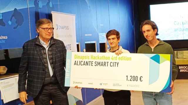 Javier Díez entrega el cheque del premio a los ganadores del hackatón de Aguas de Alicante y Dinapsis.