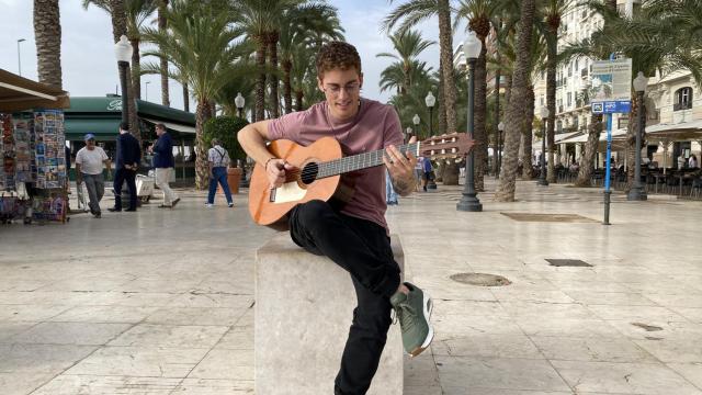 El alicantino Javier Santacruz tocando en el paseo de La Explanada en Alicante.