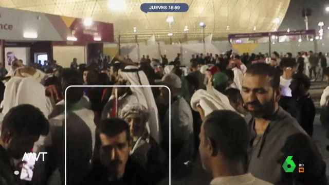 Un policía de Qatar amenaza con romper la cámara a un reportero de laSexta.