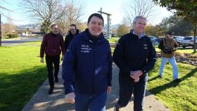 El presidente de la Junta de Castilla y León, Alfonso Fernández Mañueco (I), junto al presidente dela Xunta de Galicia, Alfonso Rueda (D), realizan un tramo de la etapa del Camino de Santiago